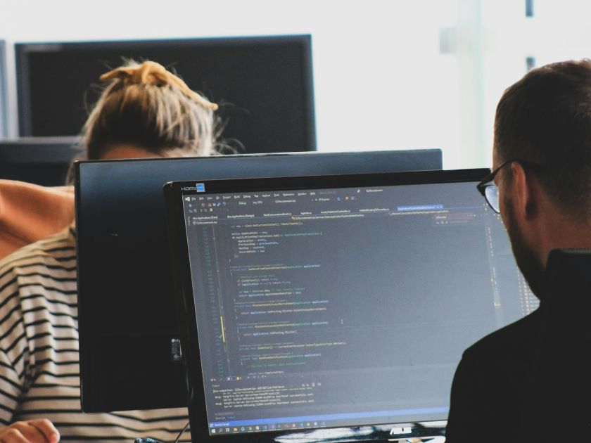 Разработчики работают с кодом